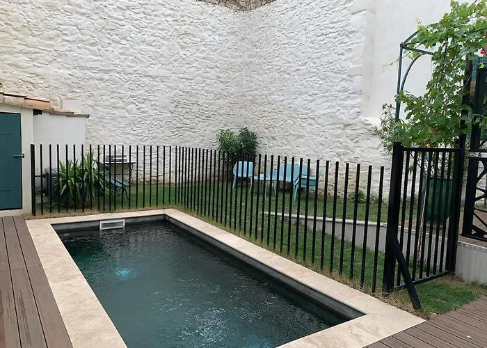 Agreable Maison De Clim/piscine/jardin Nîmes
